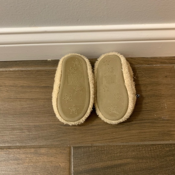 Todder Slippers Size 5/6 - Picture 2 of 2